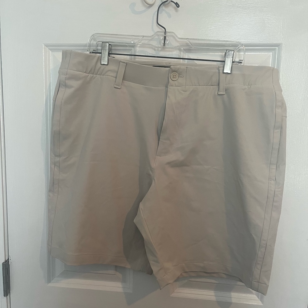 Under Armour Mens golf shorts - size 38 NWT